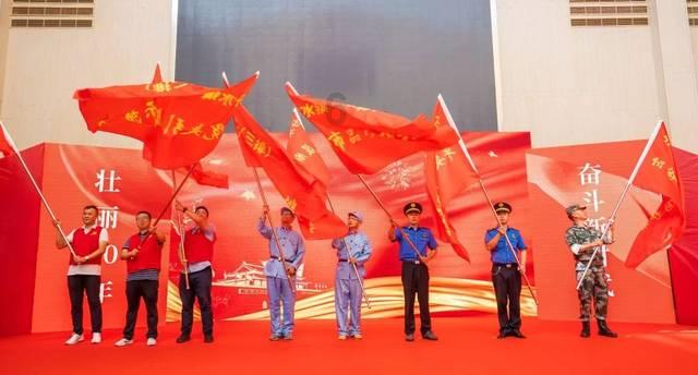 《临时劫案》票房破亿,导演麦启光放出珍贵合影感谢观众